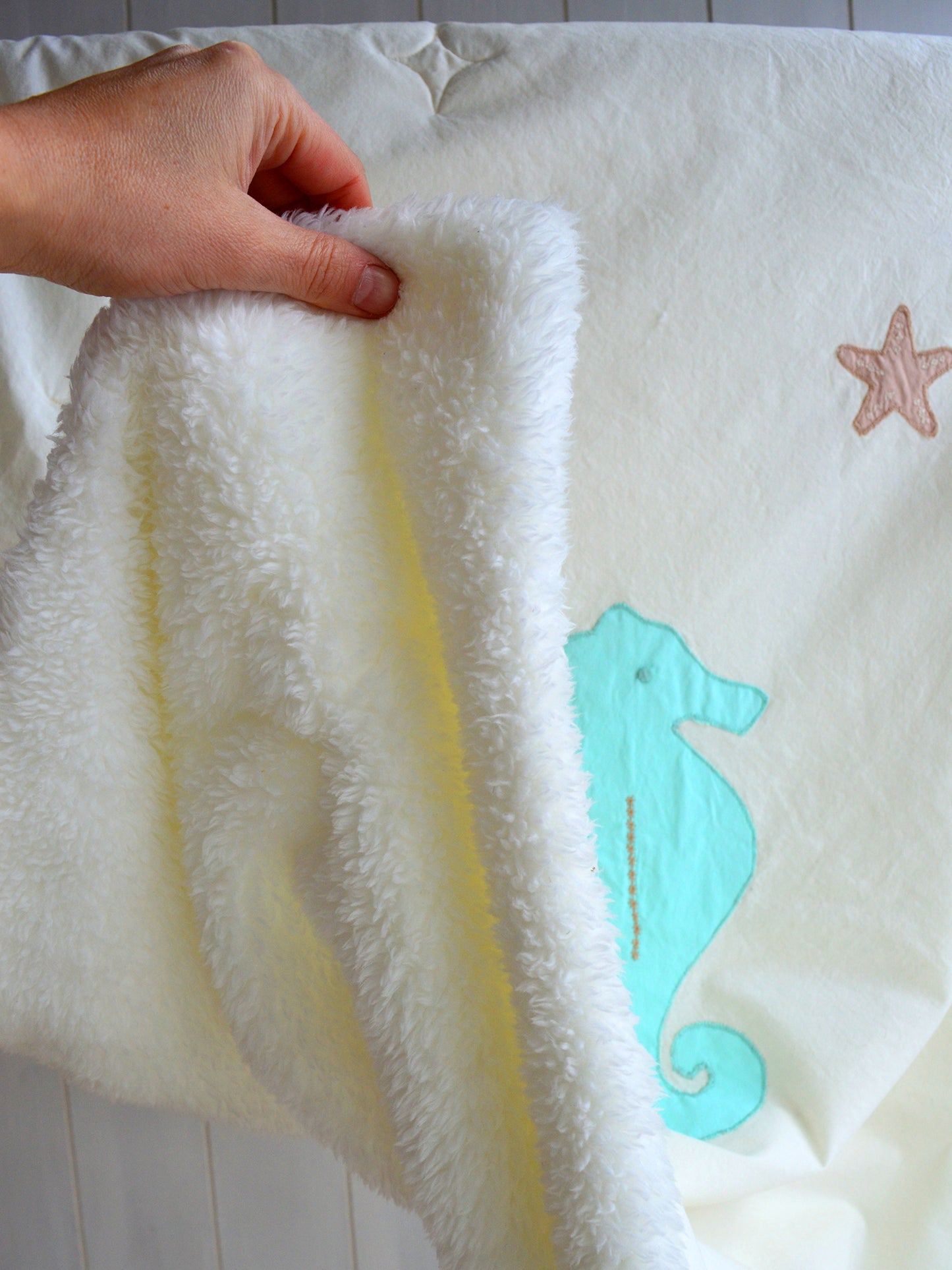 SET CUNA CABALLITO MAR ✦ Cobertor+Cojin bordado