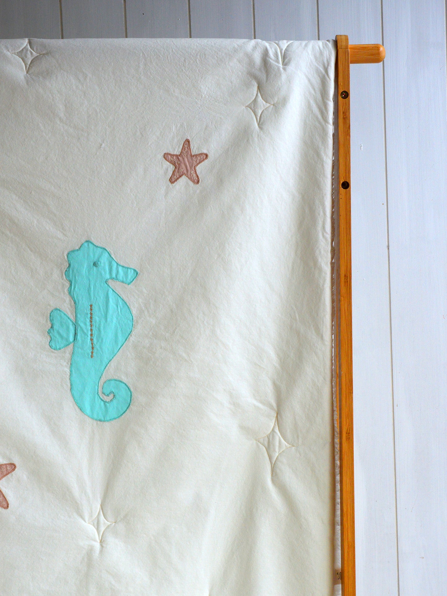 SET CUNA CABALLITO MAR ✦ Cobertor+Cojin bordado
