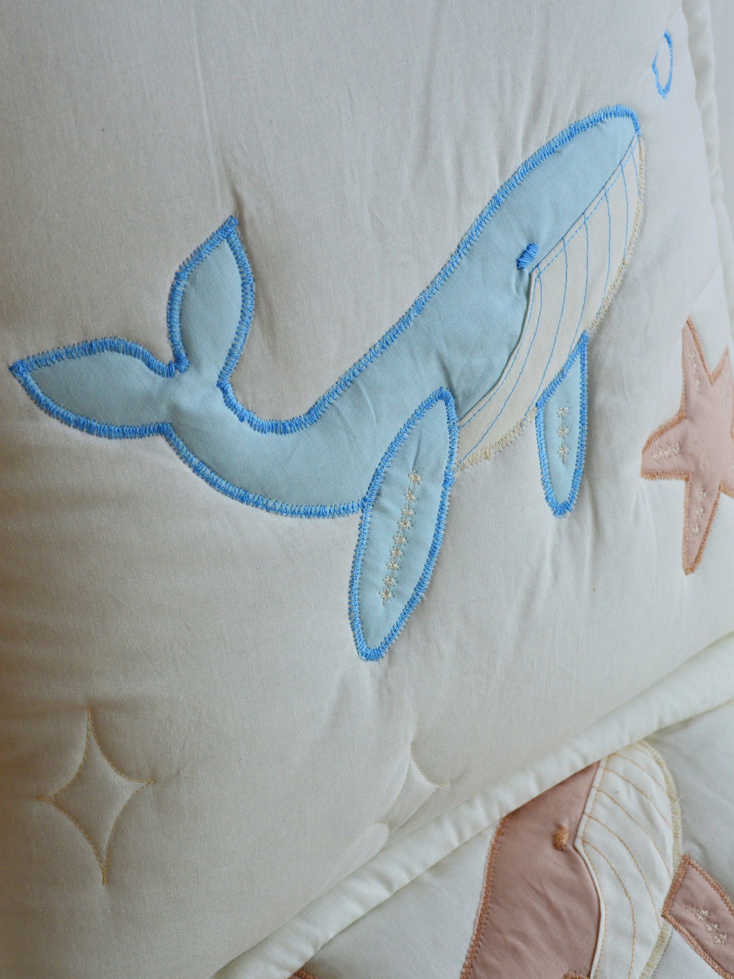 Cojin Bordado sensorial ✦ Ballena