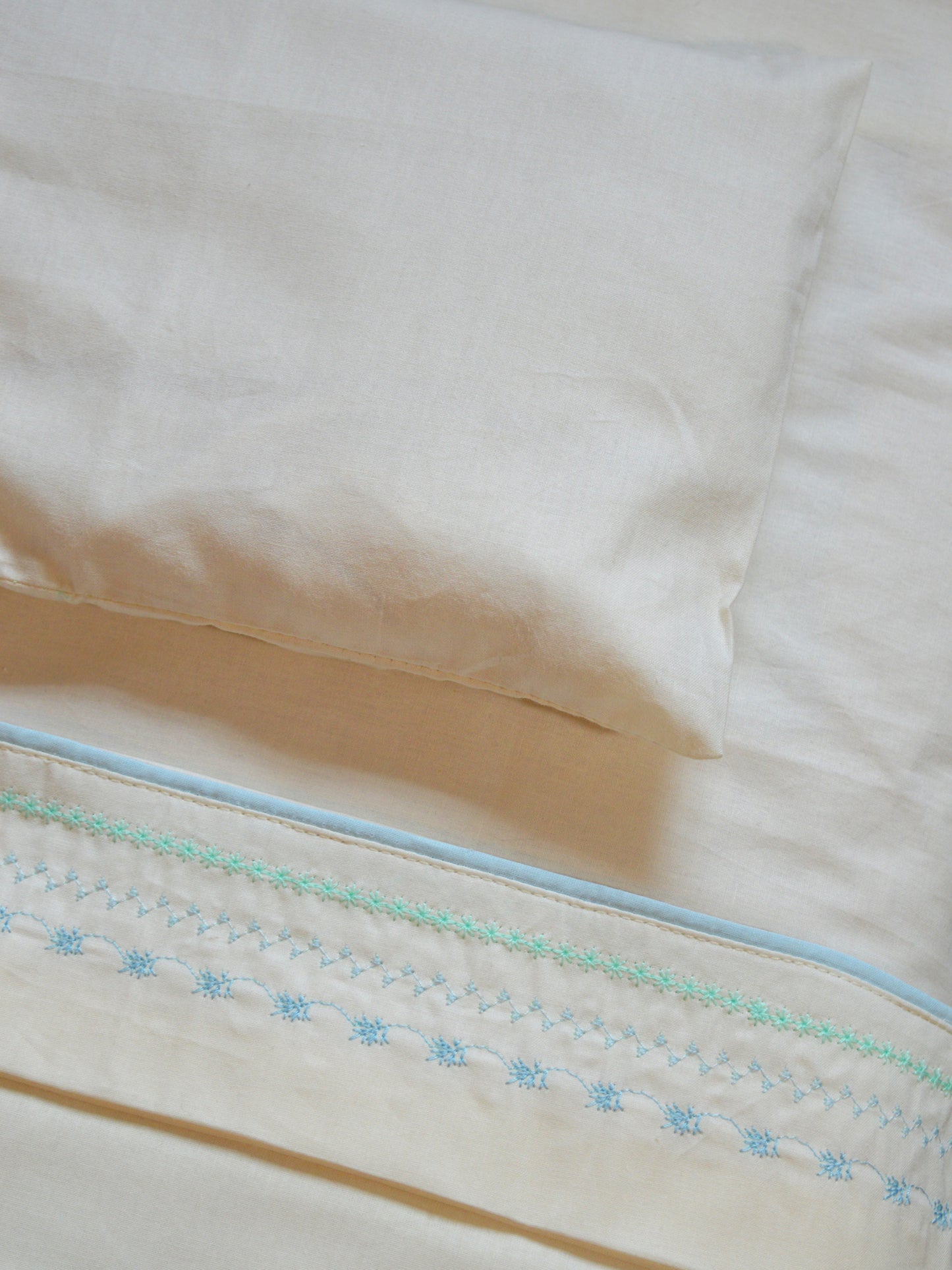 Sábanas + almohada 🪸 100% algodón 300 hilos ✦ COLOR CELESTE • 35% OFF