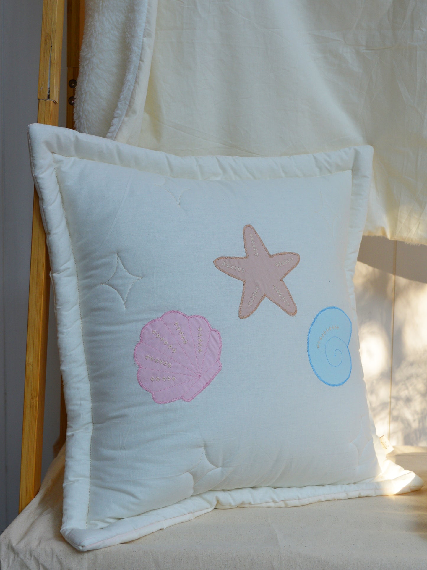 SET CUNA CONCHITAS ✦ Cobertor+Cojin bordado