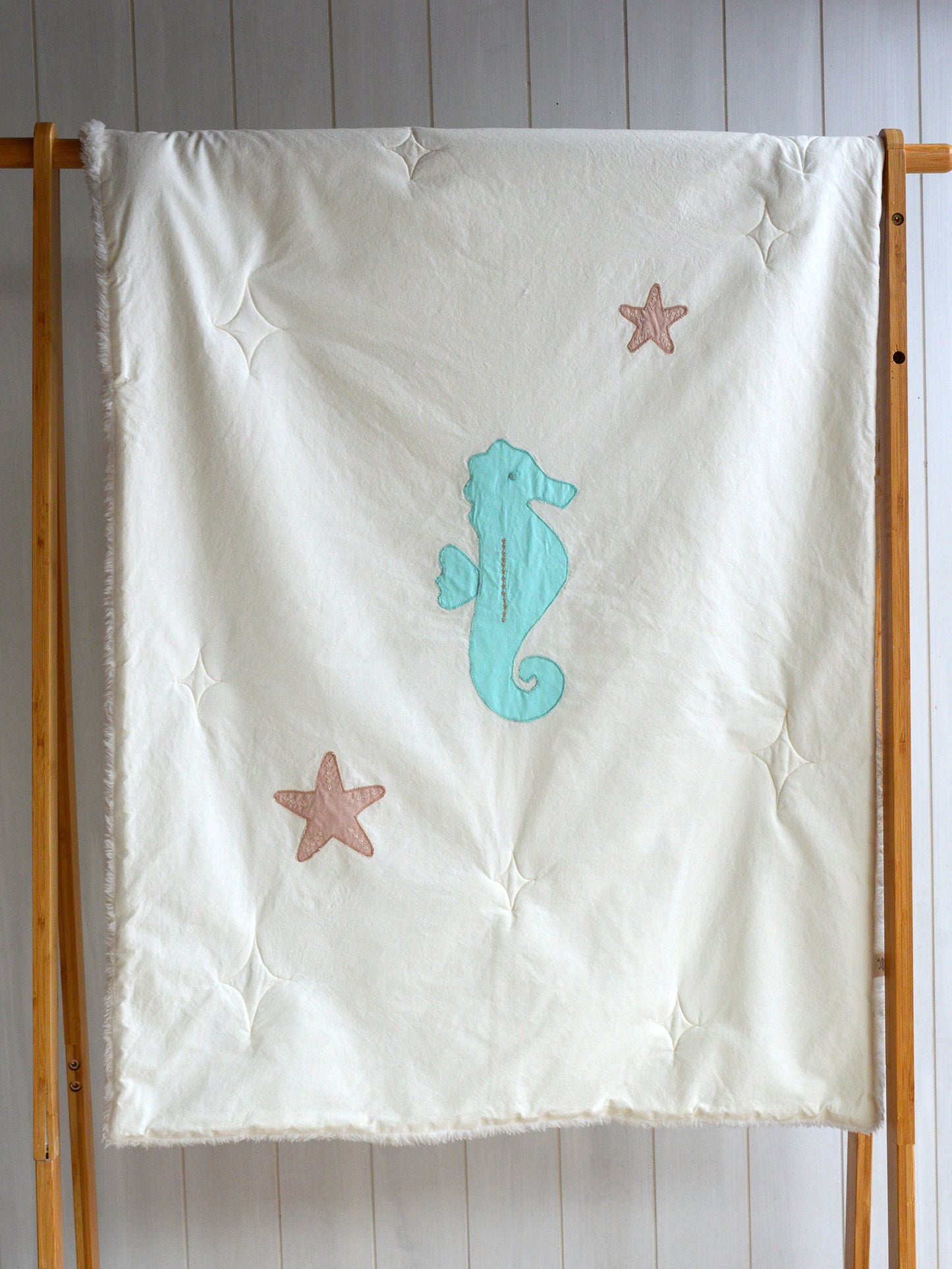 SET CUNA CABALLITO MAR ✦ Cobertor+Cojin bordado