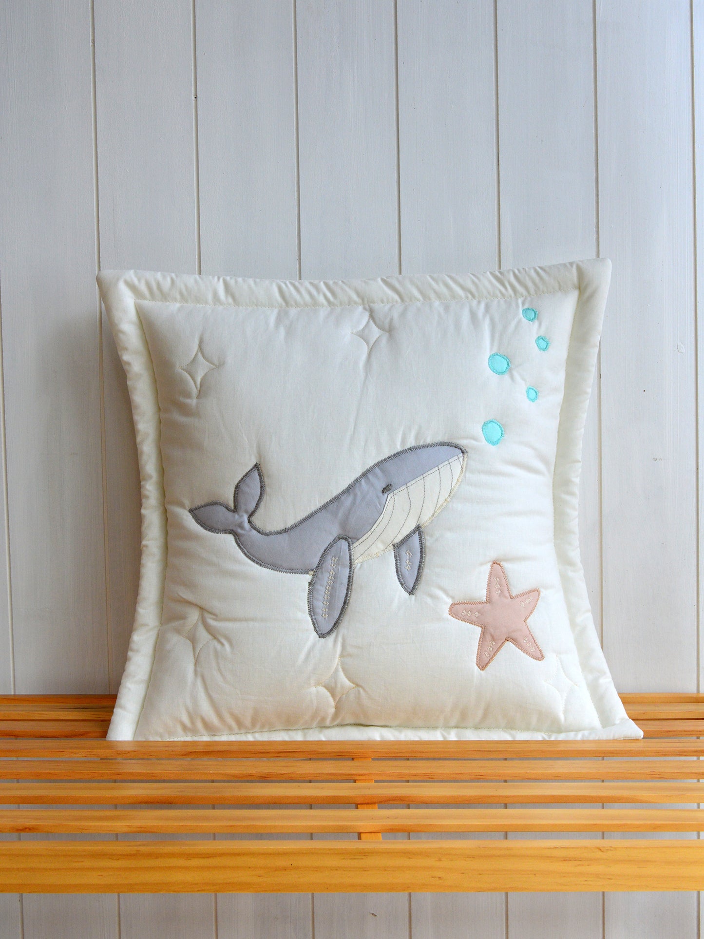 Cojin Bordado ✦ Ballena ✧ 45 x 45 cms