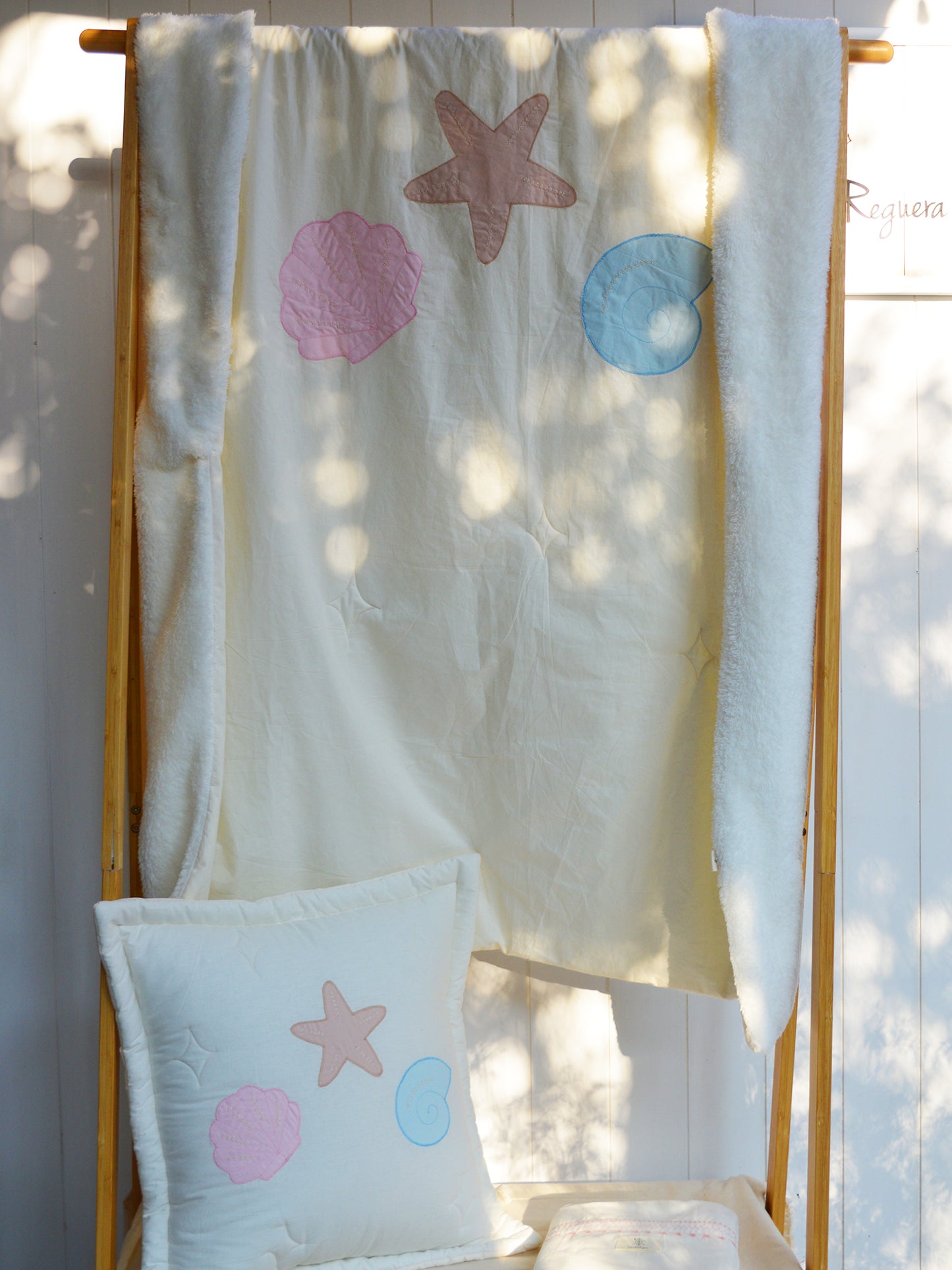 SET CUNA CONCHITAS  ✦ Cobertor+Cojin bordado