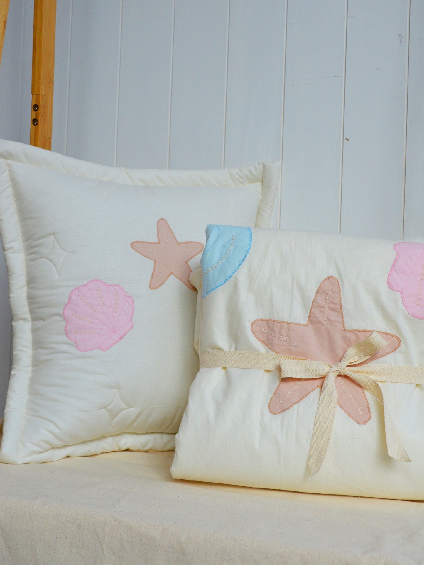 SET CUNA CONCHITAS  ✦ Cobertor+Cojin bordado