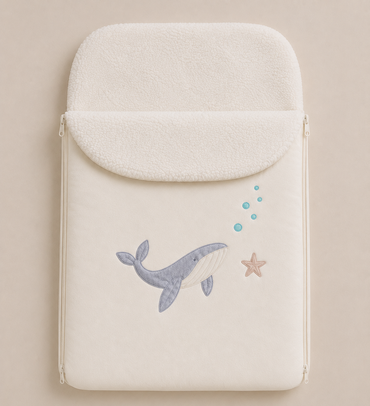 Saco de dormir para bebé Aura color gris con diseño de ballena