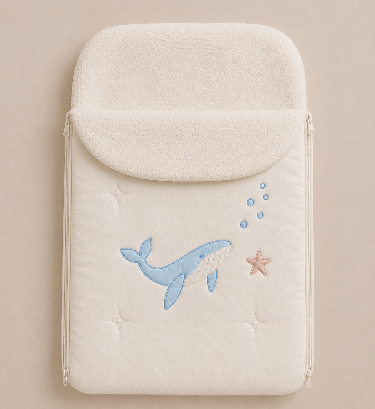Saco de dormir para bebé Aura color celeste con diseño de ballena